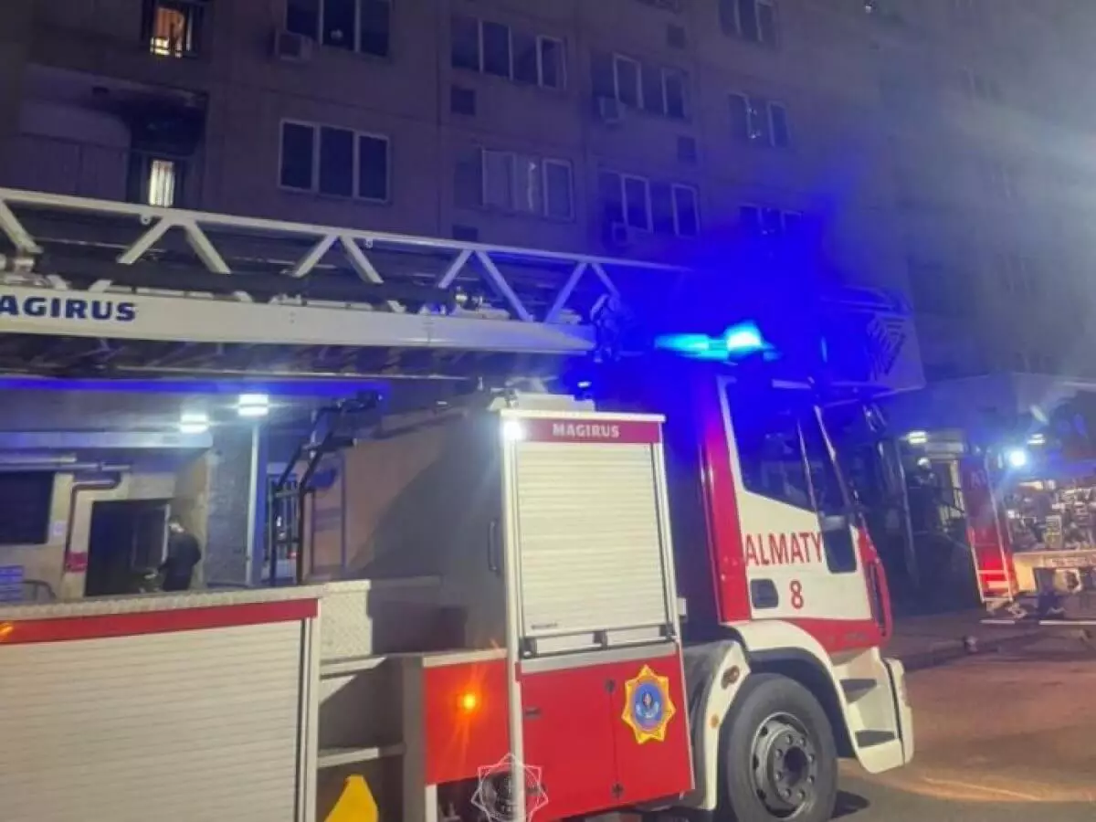 Житель 18 этажа отравился продуктами горения в Алматы