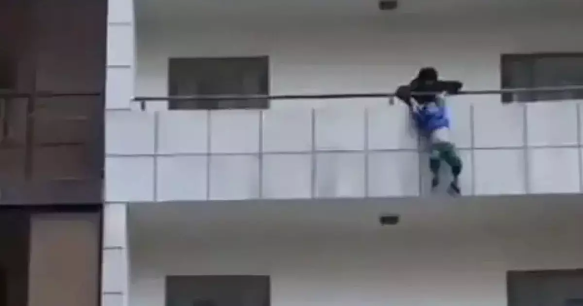   Астанада оқушы 4-қабаттың балконында асылып тұрған 5 жасар баланы құтқарып қалды (видео)   