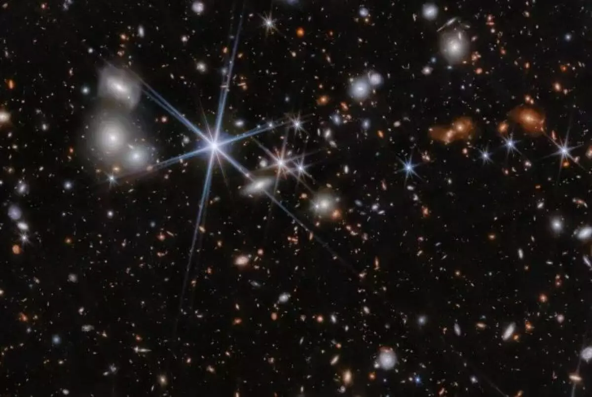Телескоп "Джеймс Уэбб" обнаружил самое удаленное из известных слияний черных дыр