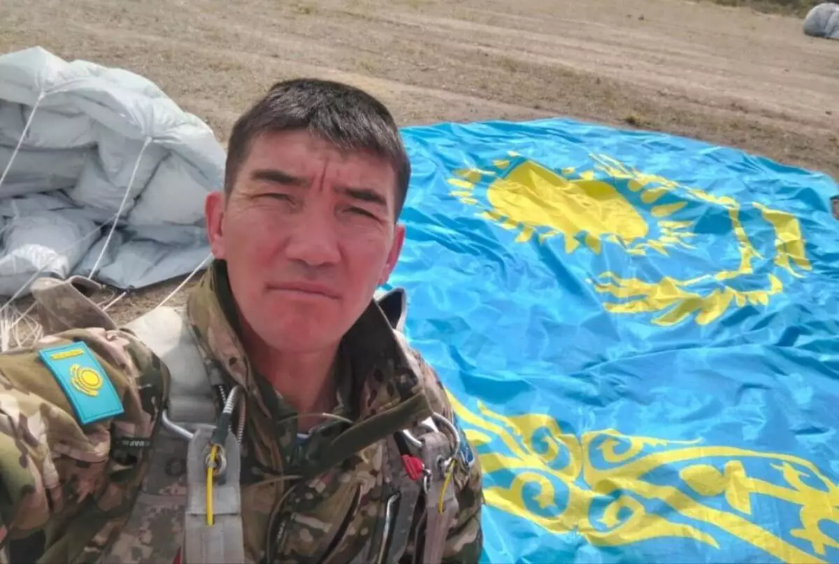 Десантник раскрыл казахстанский флаг при учениях в небе Турции