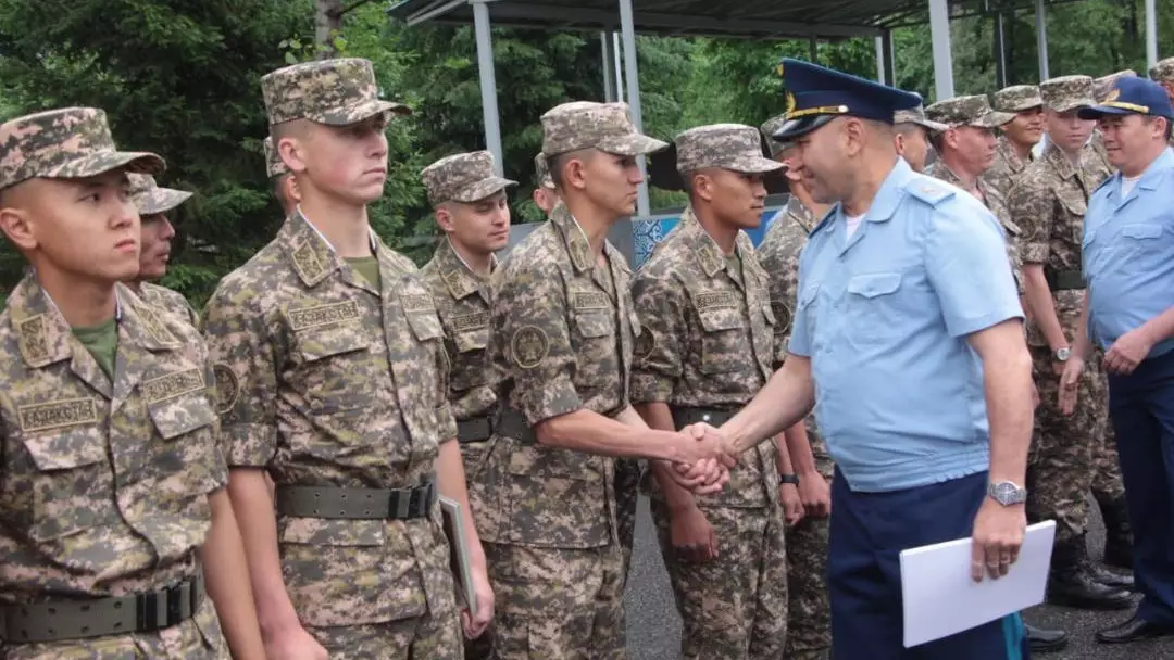 Сертификаты на бесплатное обучение в вузах получили солдаты в Алматы