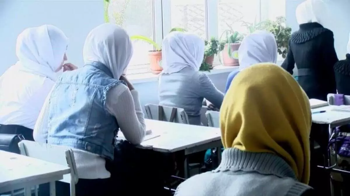 Запрет на хиджаб вступил в силу: министерство просвещения будет проверять частные школы без предупреждения