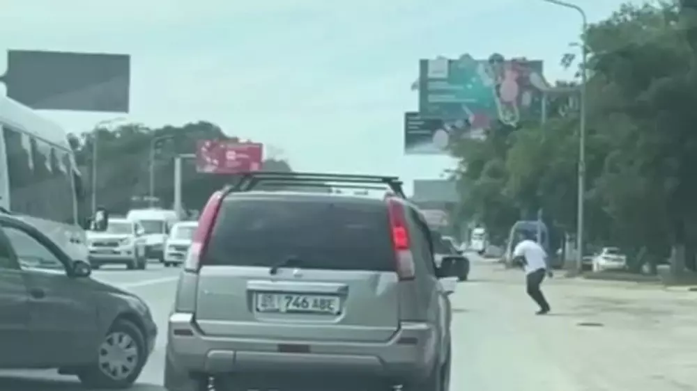"Нарезал круги без водителя": необычное видео сняли в Бишкеке