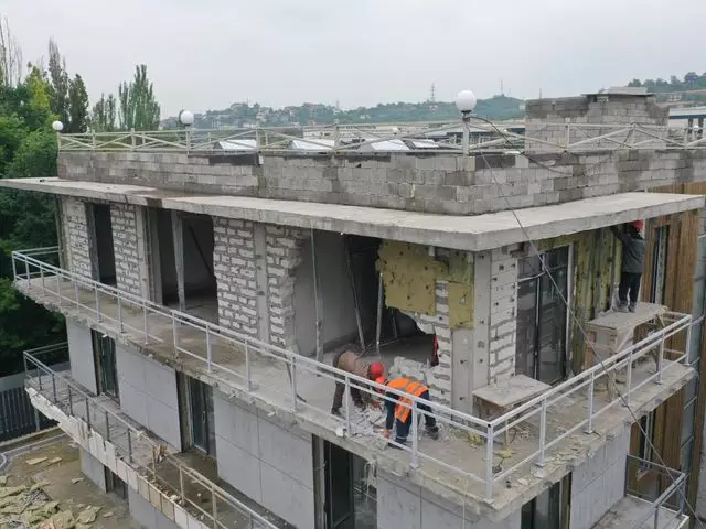 В Алматы сносят этаж клубного дома Pine Hill