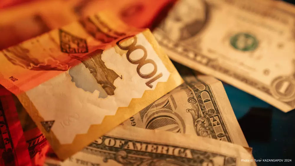 Рубль дорожает, доллар и евро теряют в цене в обменниках Казахстана