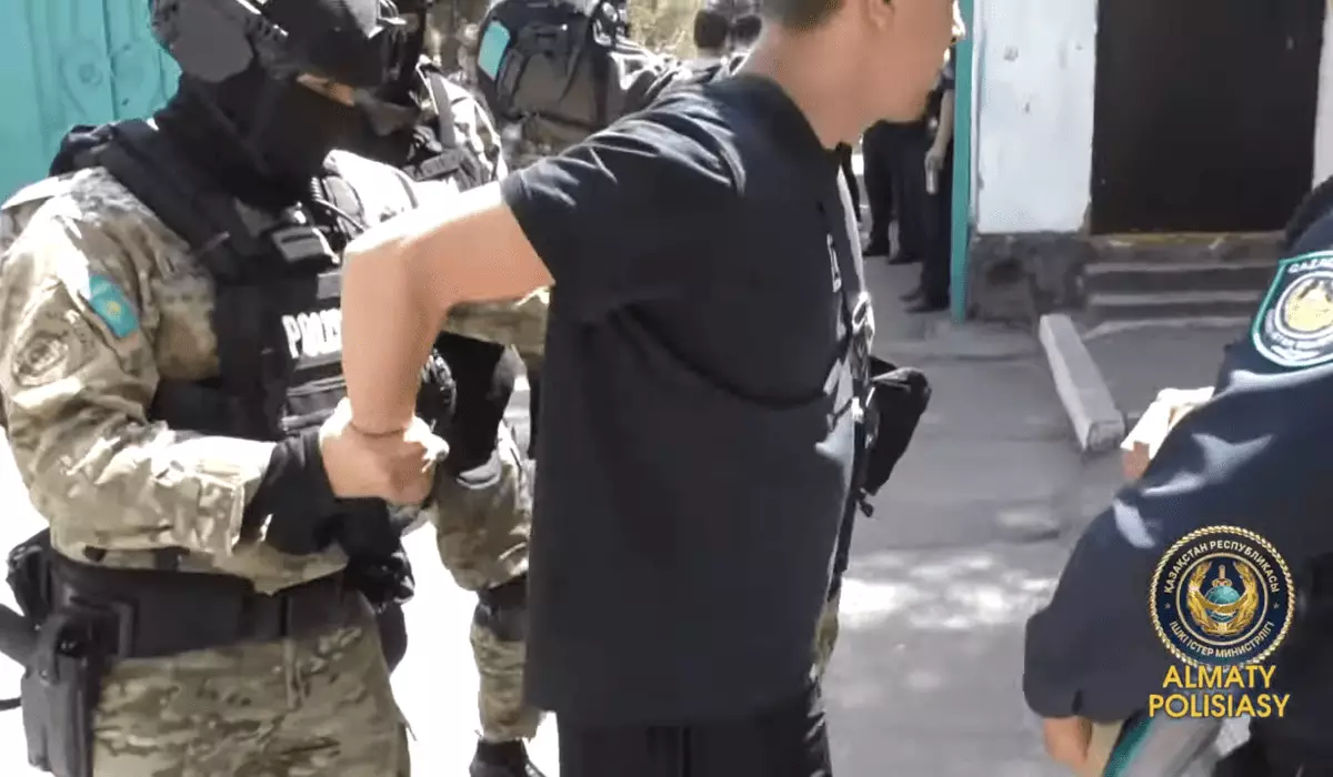 Полицейские устроили облаву на наркопритон в Алматы (ВИДЕО)