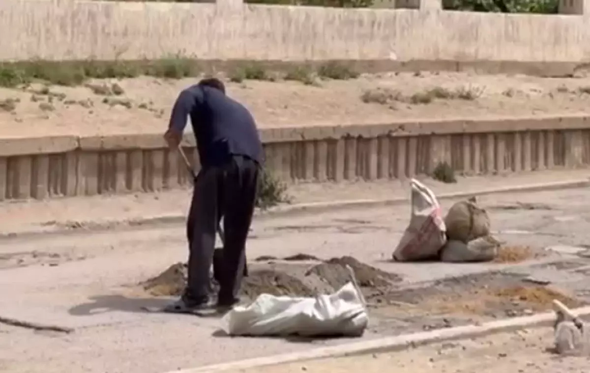 Житель Актау самостоятельно заделал яму на дороге у дома женщины-инвалида