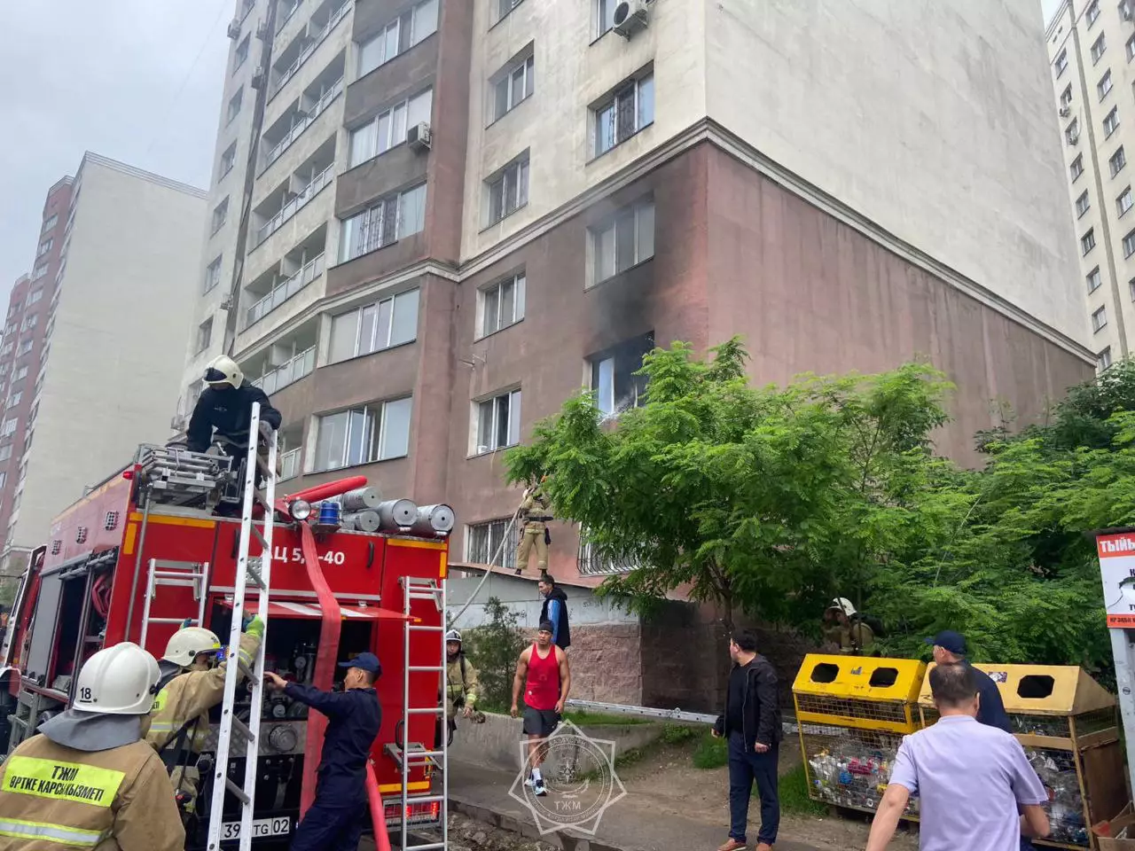 15 человек эвакуировали при пожаре в жилом доме в Алматы