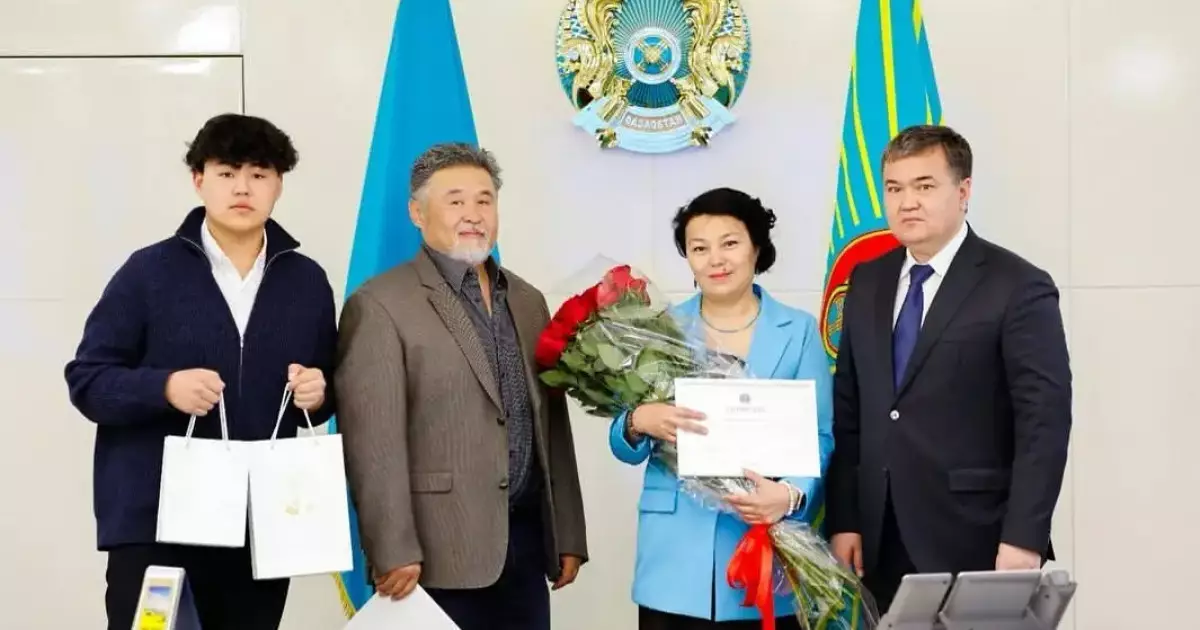   Астана әкімі 5 жасар баланы құтқарған оқушыға 1 миллион теңге мен планшет сыйлады   