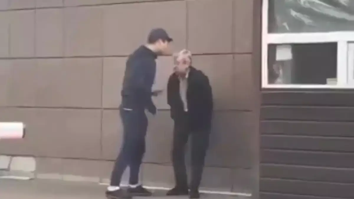 В Алматы мужчина ударил пожилого охранника ЖК и теперь казахстанцы требуют его извинений