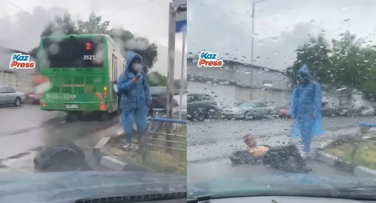 Водитель выбросил пассажира из автобуса в Алматы