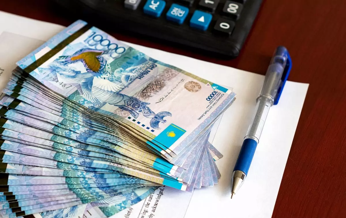 Стоит ли казахстанцам спешить менять старые банкноты тенге на новые?
