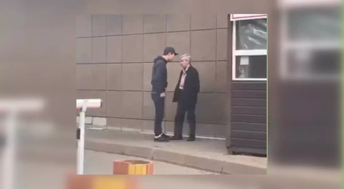 Парень ударил пожилого мужчину в Алматы (ВИДЕО)