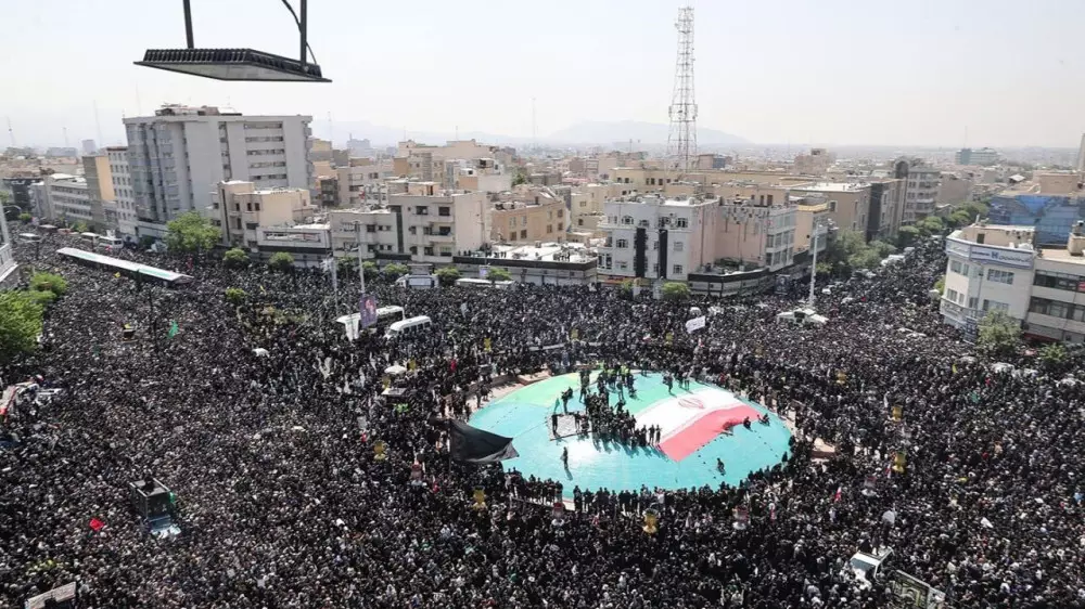 Сотни тысяч людей пришли на похороны президента Ирана
