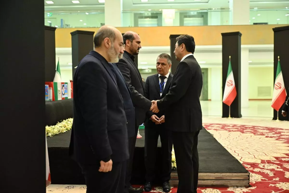 Спикер Мажилиса по поручению главы государства принял участие в церемонии прощания с президентом Ирана