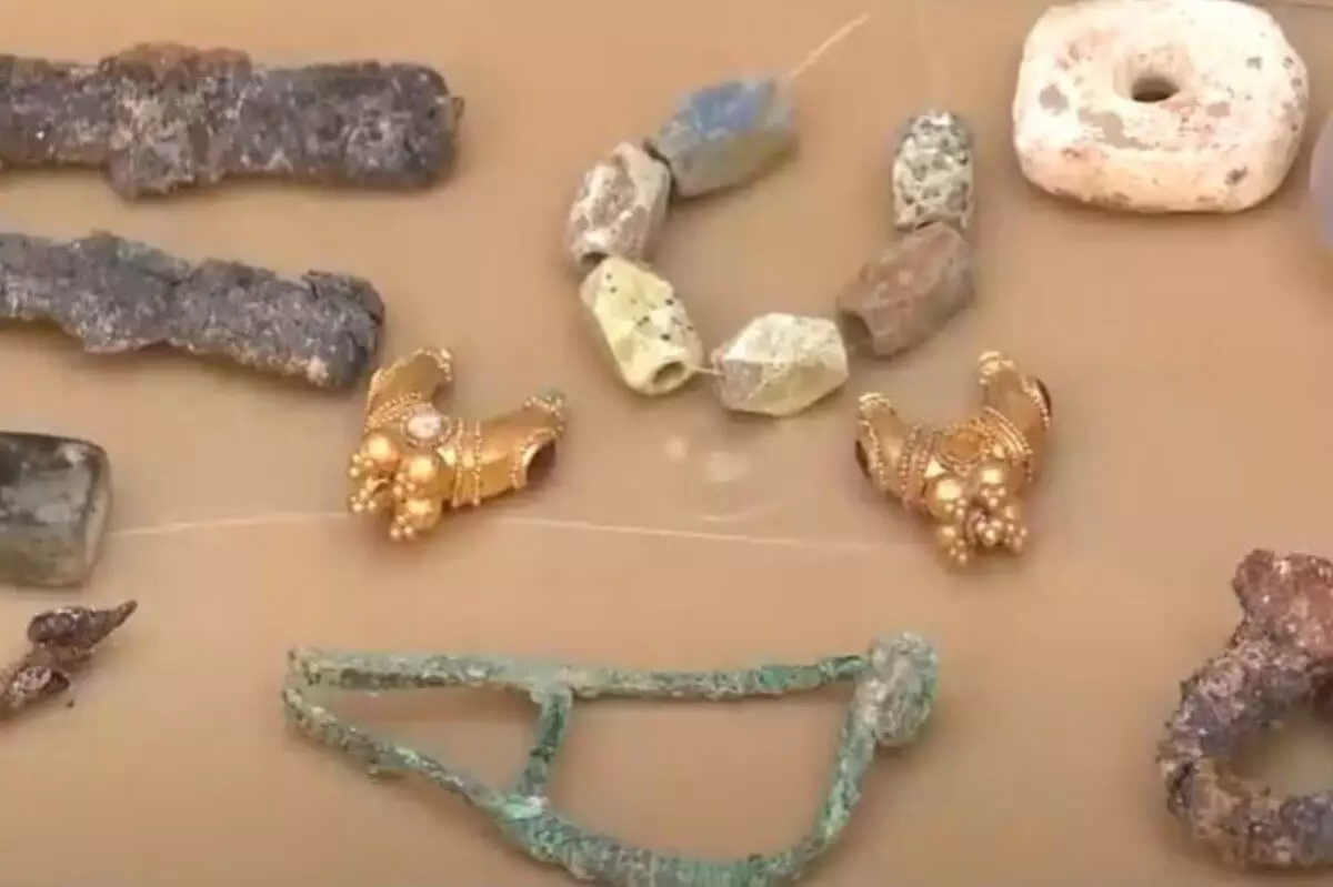 Золотые украшения обнаружили в кургане возрастом более двух тысяч лет на юге Казахстана (ВИДЕО)