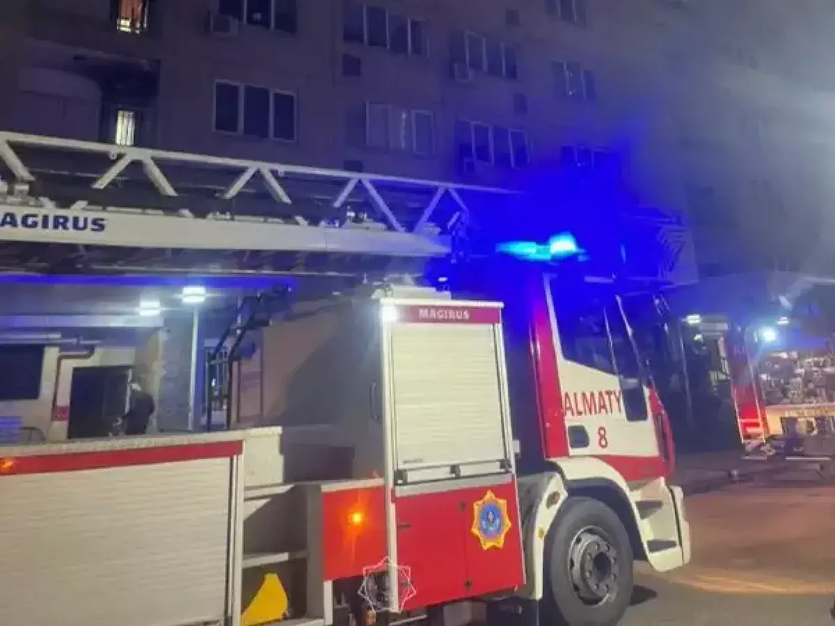 Пожар произошел в многоэтажке в Алматы