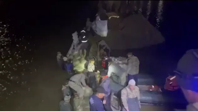В Махамбетском районе началась полная эвакуация населения из-за прорыва дамбы