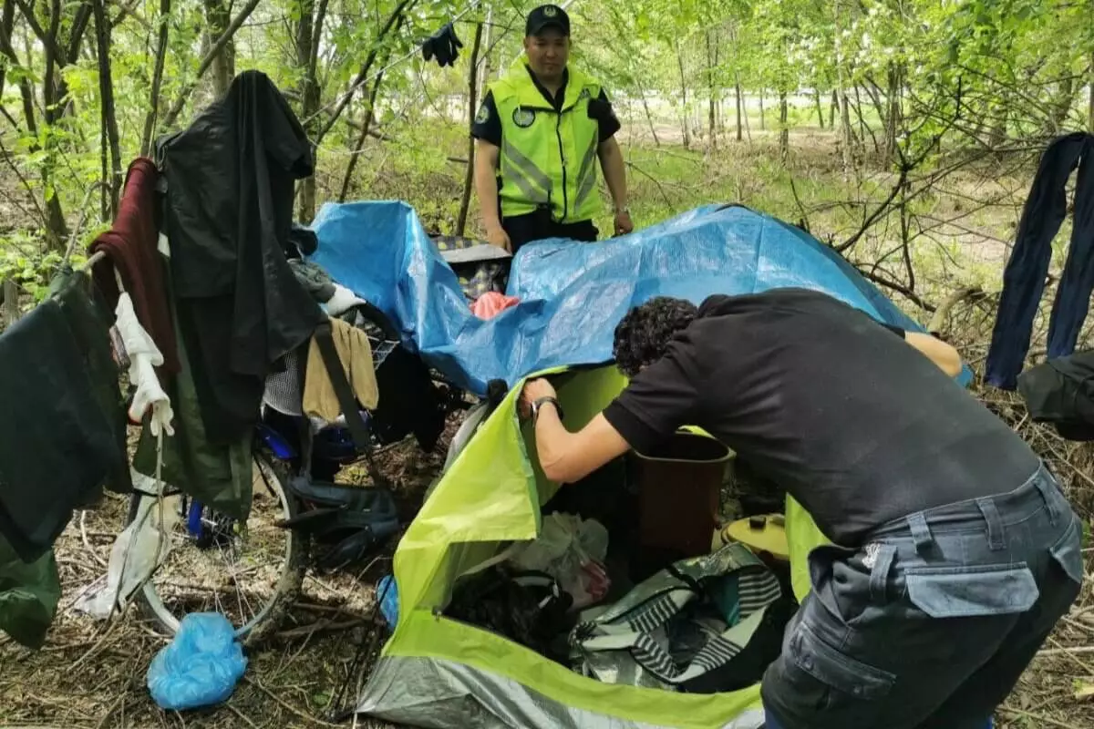 Ночевавший в лесу путешественник из Мексики удивил полицейских в СКО (ВИДЕО)