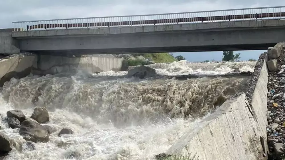 Мост через реку Талгар закрыли из-за резкого поднятия воды и угрозы обрушения