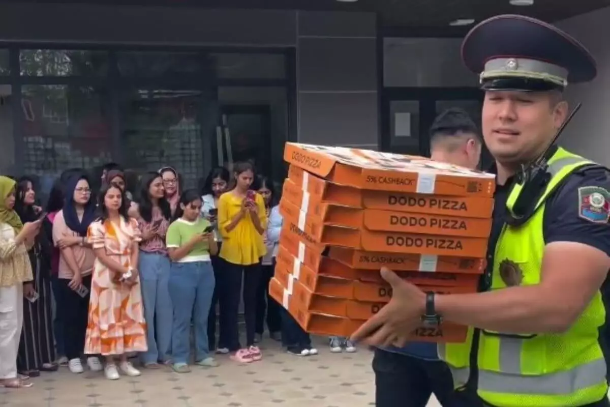 В Бишкеке милиционеры привезли пиццу иностранным студентам в общежития (ВИДЕО)