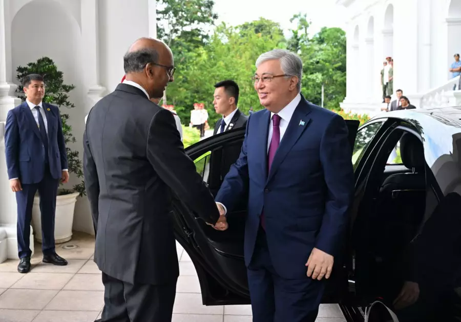 "Әнұран, қарауыл, рапорт". Тоқаевты Сингапур президенті қалай күтіп алды?