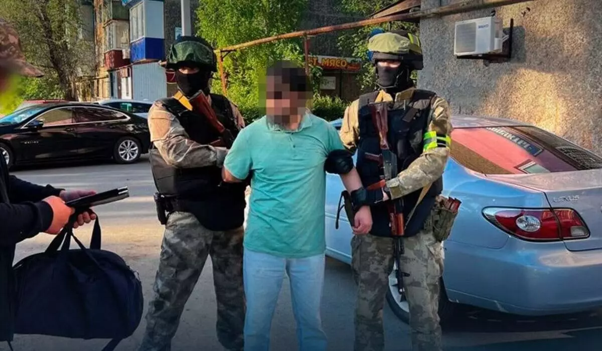 Видео задержания казахстанца, подозреваемого в пропаганде терроризма, опубликовал КНБ
