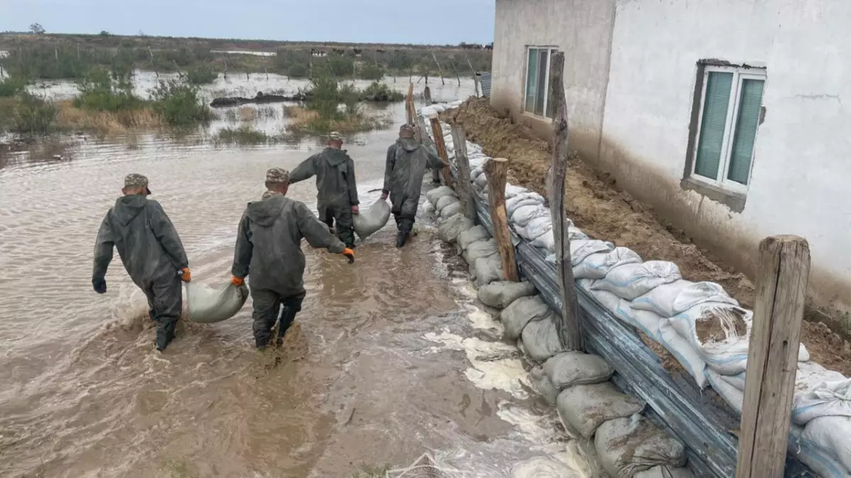 Жители Атырауской области могут вернуться домой после размыва дамбы