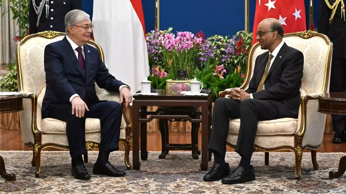Глава государства провел переговоры с Президентом Республики Сингапур Тарманом Шанмугаратнамом