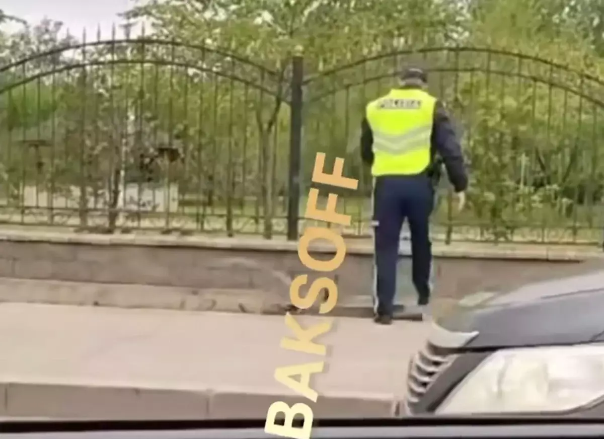 Полицейский из Казахстана продемонстрировал свое отношение к самокатам