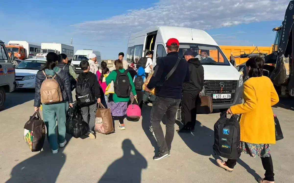 Размыв дамбы в Атырауской области: жители возвращаются домой