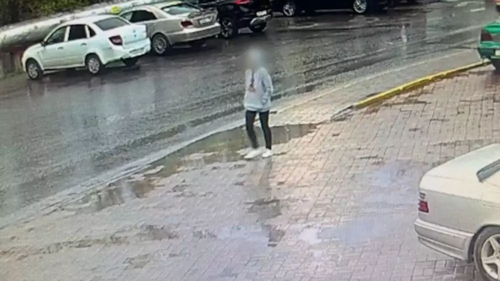 Женщина угнала авто и попала на видео в Астане