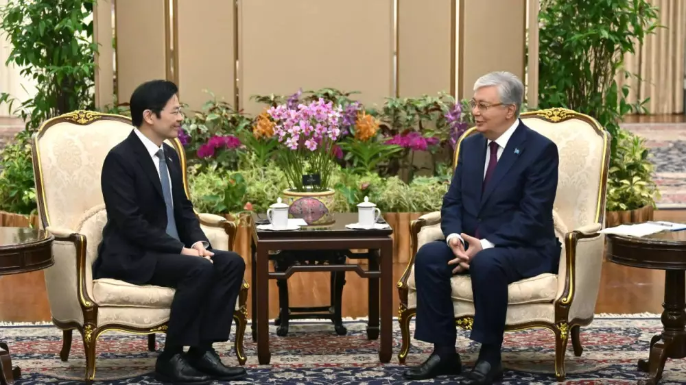 Президент Казахстана провел встречу с премьер-министром Сингапура