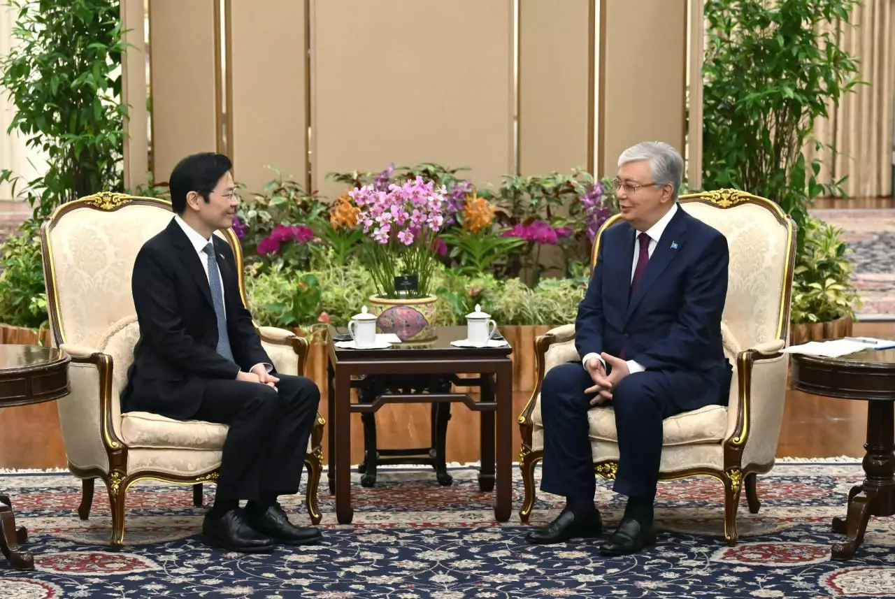 Токаев встретился с премьер-министром Сингапура
