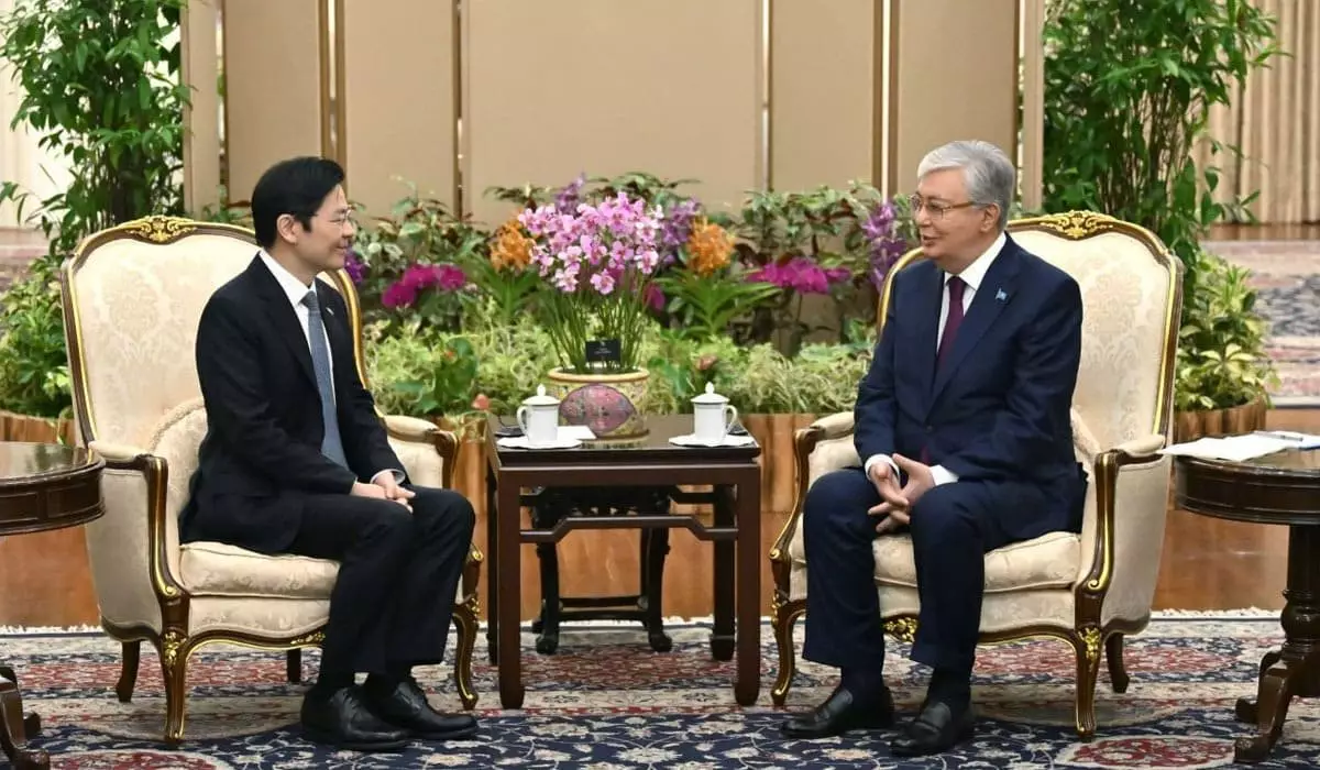 Токаев провел встречу с премьер-министром Сингапура