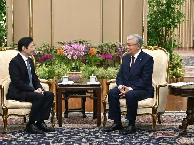 Президент провел встречу с премьер-министром Сингапура 