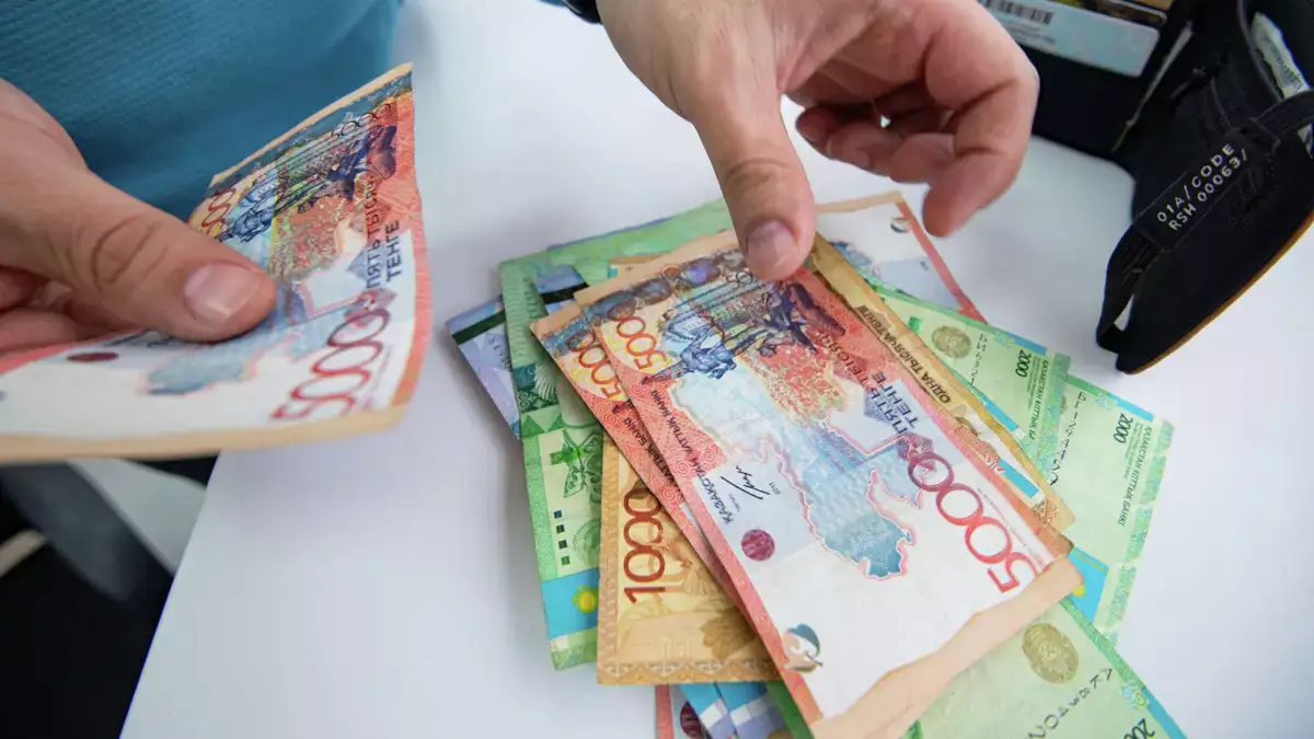 Казахстанцы задолжали банкам 1,6 триллиона тенге по кредитам