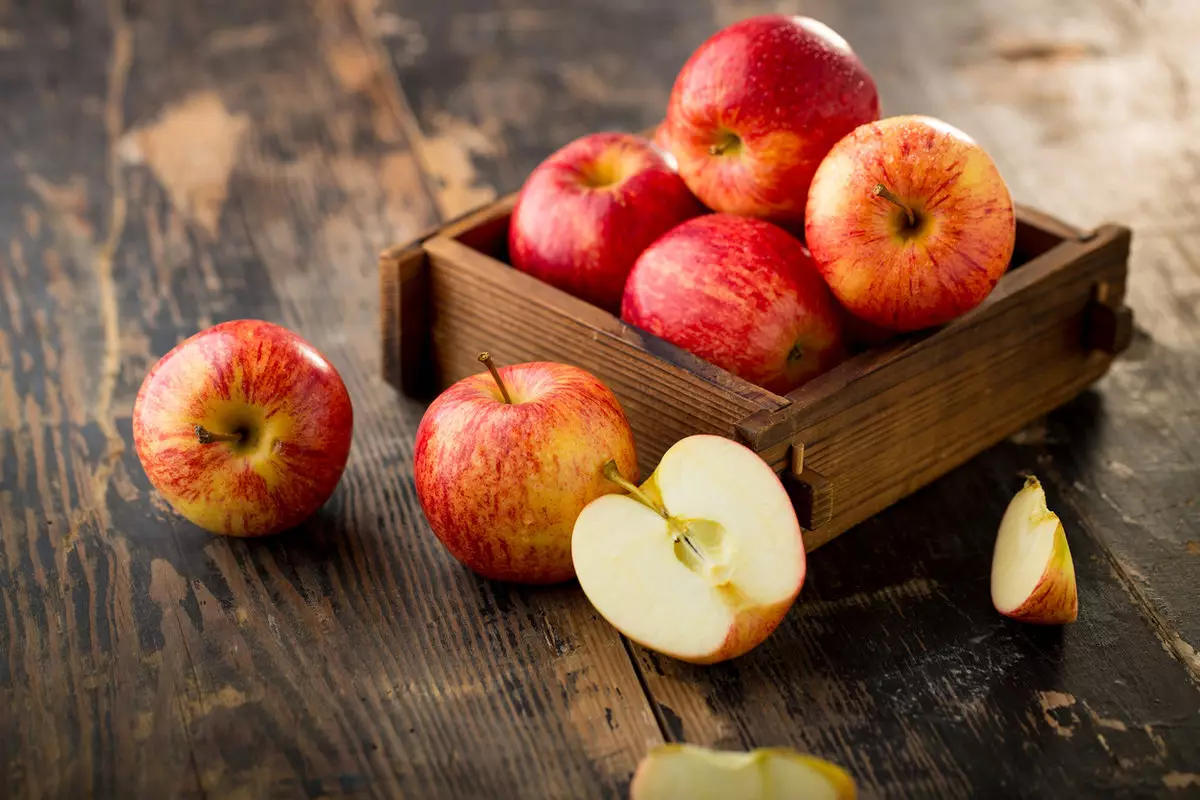 Яблоки: польза и вред для здоровья человека