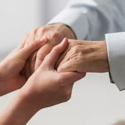 Как ухаживать за человеком с деменцией – рекомендации для сиделок и родственников