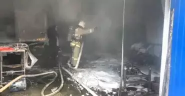 Пожарные ликвидировали пожар на СТО в Костанайской области