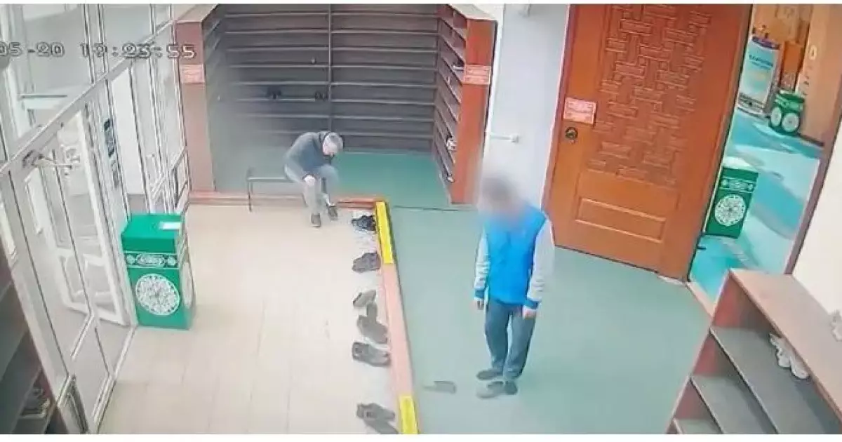   Астанада мешіттен аяқ киім ұрлаған ер адам видеоға түсіп қалды   