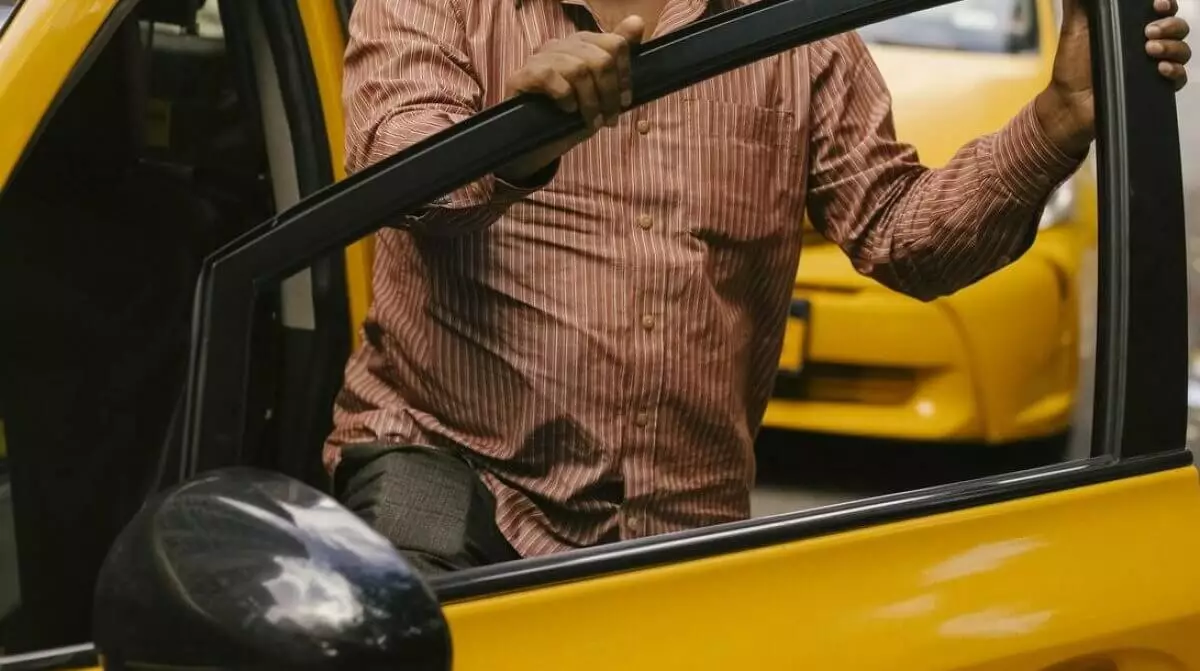 Ақтауда жолаушы таксисті өлтіріп кеткен