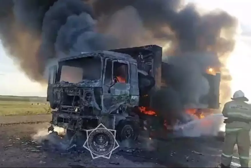 Грузовик загорелся по дороге из Конаева в Караганду