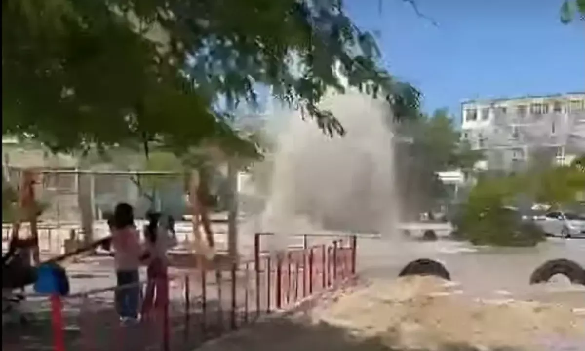 Фонтан из-под земли: водопровод прорвало в Актау