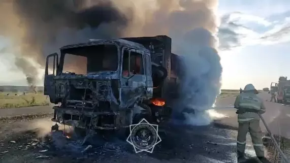 На трассе Конаев - Караганды сгорел грузовик
