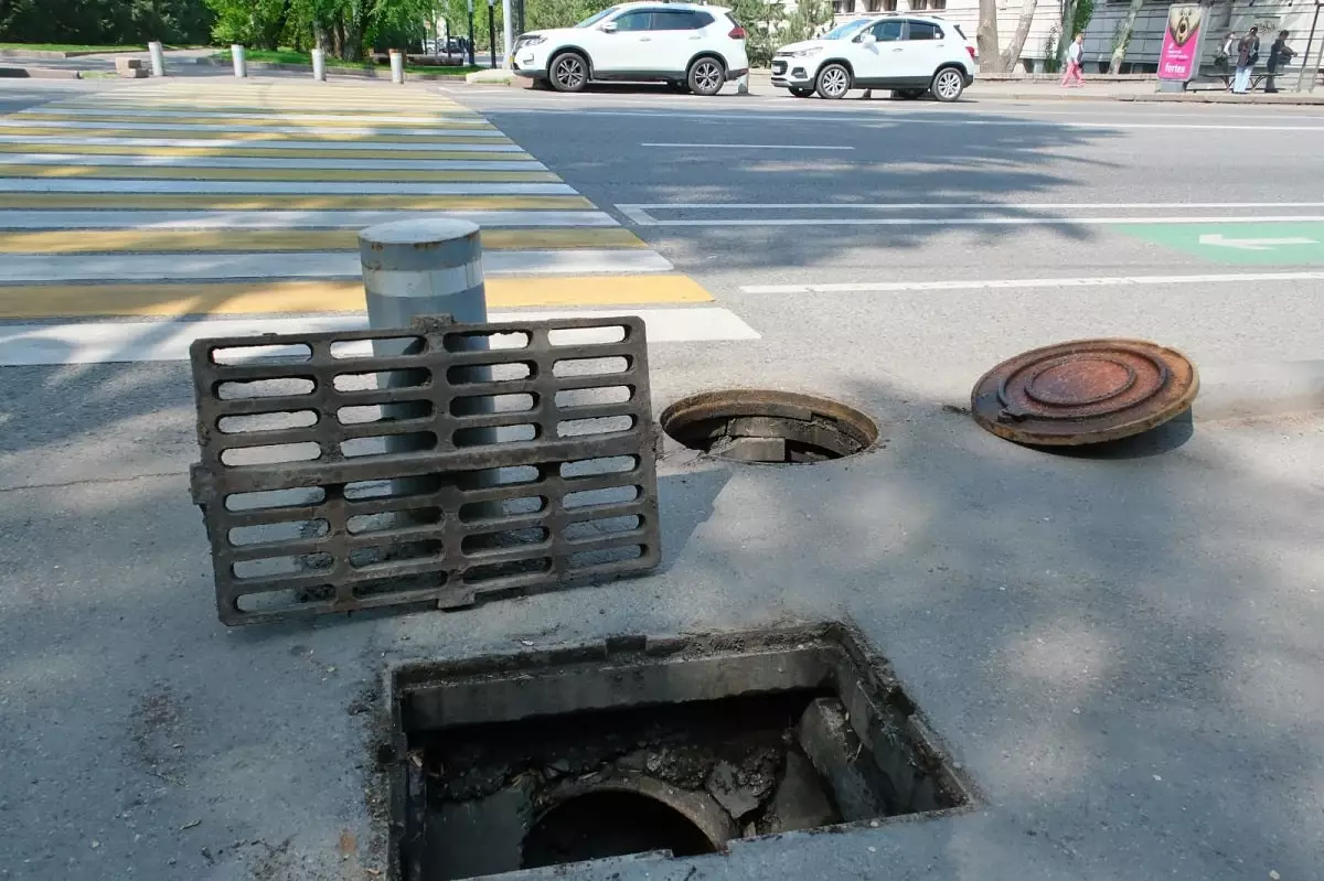 Люковое горе: в Алматы из-за участившихся краж люков засоряется канализация