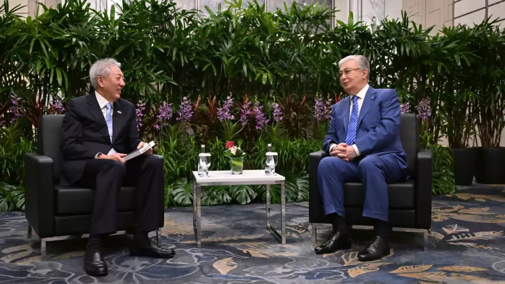 Токаев встретился с координирующим министром по нацбезопасности Сингапура