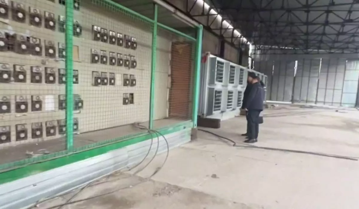 Облаву на подпольную майнинговую ферму сняли на видео в Шымкенте
