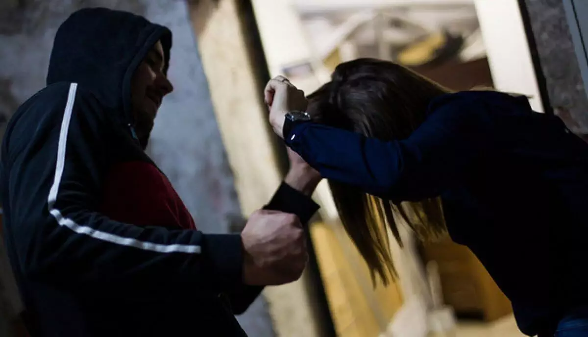 Нападение на девушку в Алматы – незнакомец ударил по голове и таскал за волосы