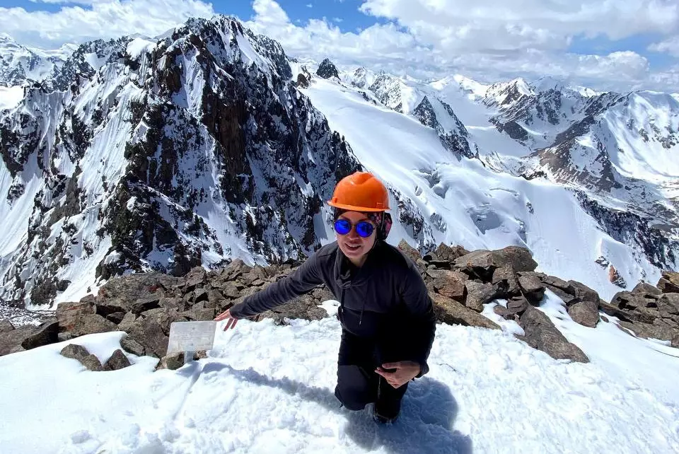 Ещё одна казахстанка совершила восхождение на высочайшую вершину мира